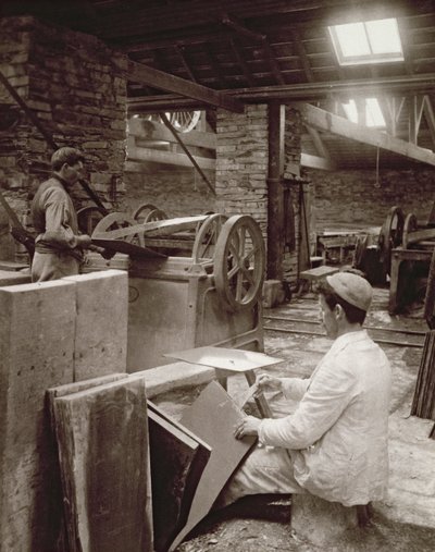 Schieferplatten für Dachziegel spalten im Llechwedd-Schieferbruch, 1896 von English Photographer